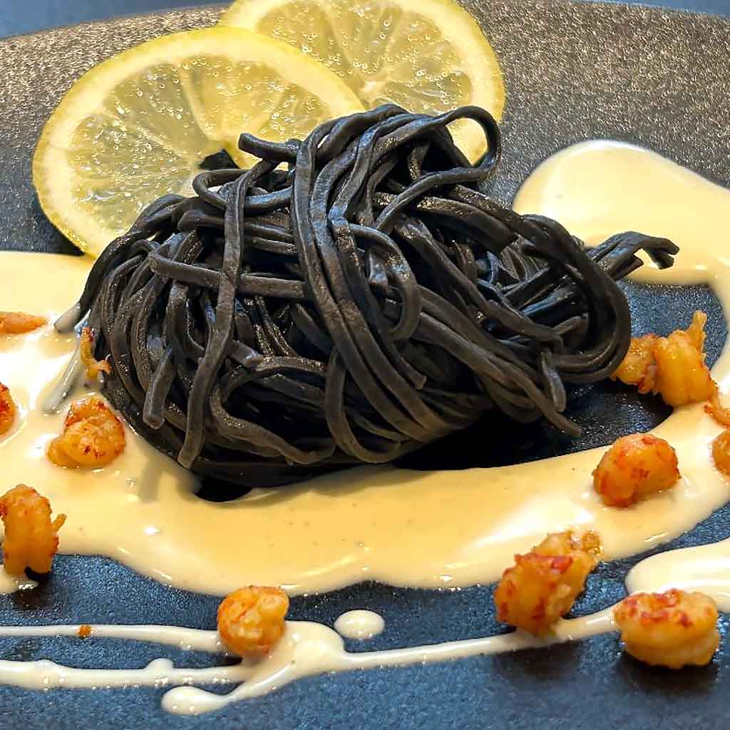 Schwarze Spaghetti mit Parmesan Sauce